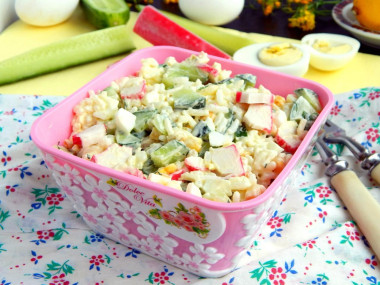 Салат с рисом, крабовыми палочками, огурцом и кукурузой