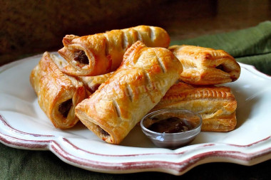 Слоеные пирожки с мясным фаршем в духовке