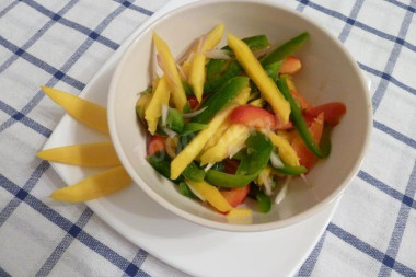 Салат с манго и луком