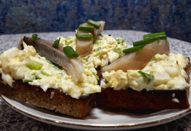Гренки с яйцом и сельдью