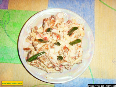 Салат крабовые палочки, сухарики, сыр, салат-латук, маслины
