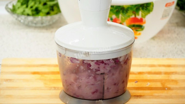 Рецепт - Кабачковые чебуреки с мясом, зеленью и сыром - Шаг 3 -  Делаем из курицы с луком фарш.