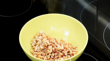 Рецепт - Кабачковые чебуреки с мясом, зеленью и сыром - Шаг 4 -  Фарш в чебуреки можно закладывать сырым. Но это не наш вариант, поэтому мы его обжариваем на сковороде, на растительном масле, тщательно разбивая комочки, до золотистости. Обжаренный фарш перекладываем в миску и остужаем.