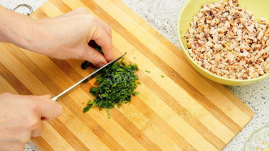 Рецепт - Кабачковые чебуреки с мясом, зеленью и сыром - Шаг 5 -  В фарш можно добавить зелень и сыр. Небольшой пучок любой зелени (у меня кинза) мелко нарезаем и добавляем в фарш.