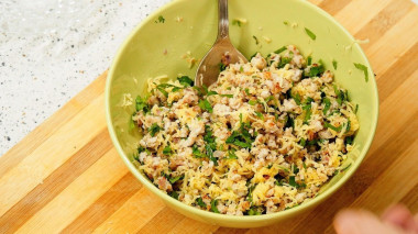 Рецепт - Кабачковые чебуреки с мясом, зеленью и сыром - Шаг 7 -  Хорошо перемешиваем и начинка готова.