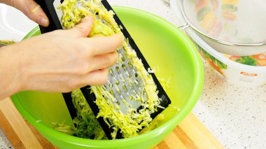 Рецепт - Кабачковые чебуреки с мясом, зеленью и сыром - Шаг 8 -  Для теста нам понадобится примерно 450 грамм кабачков. Если кожа грубая, а семечки крупные, то очищаем кабачок и от того, и от другого. Если кожица и семечки нежные, то натираем кабачки на крупной тёрке, не очищая.