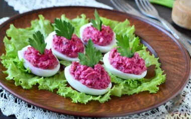 Мини селёдки под шубой в тарталетках из яйца