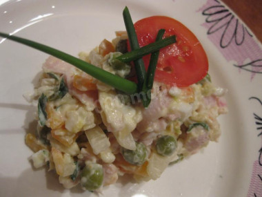 Салат копченая курица горошек сыр