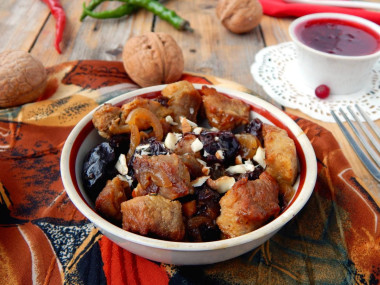 Говядина с черносливом и орехами