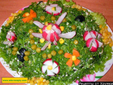 Салат с копченой грудкой огурцами редисом черносливом