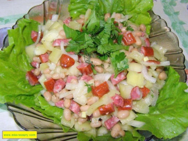 Салат с копченой колбасой