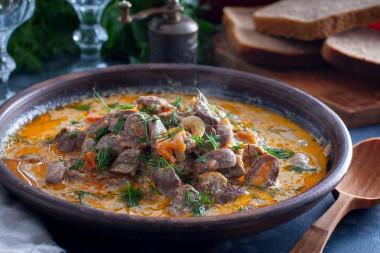 Куриные сердечки тушеные с морковью и луком в сметане