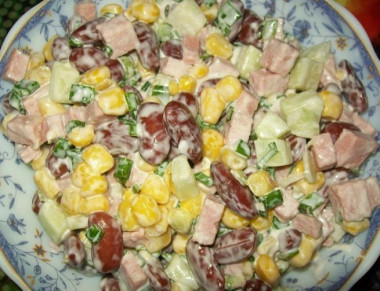 Салат с фасолью и ветчиной