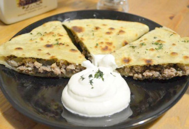 Мясная Кесадия с чесноком и чили