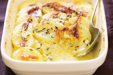 Картошка со сметаной и чесноком в духовке