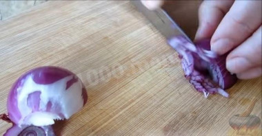 Рецепт - Слоёный салат Ёлочная Игрушка с красной рыбой - Шаг 2 -  Лук нарезать мелкими кубиками.