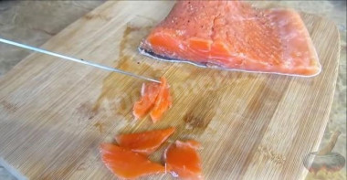 Рецепт - Слоёный салат Ёлочная Игрушка с красной рыбой - Шаг 3 -  Рыбу нарезать небольшими кубиками.