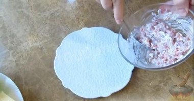 Рецепт - Слоёный салат Ёлочная Игрушка с красной рыбой - Шаг 4 -  Смешать лук, рыбу и пару столовых ложек майонеза. Хорошо перемешать и выложить на дно тарелки.