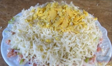 Рецепт - Слоёный салат Ёлочная Игрушка с красной рыбой - Шаг 6 -  Следующий слой - сыр, натёртый на мелкой тёрке. А потом - яичные желтки, натёртые на крупной тёрке.