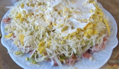 Рецепт - Слоёный салат Ёлочная Игрушка с красной рыбой - Шаг 7 -  Аккуратно смазать желтки майонезом. Сильно не приминать, можно сделать сеточку из майонеза.
