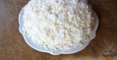 Рецепт - Слоёный салат Ёлочная Игрушка с красной рыбой - Шаг 9 -  Измельчить яичные белки на мелкой тёрке и покрыть салат сверху.