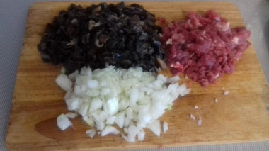 Рецепт - Заливной кефирный пирог с мясом и грибами - Шаг 3 -  Мясо нарезать кусочками , можно сделать фарш. Нарезать грибы и лук.