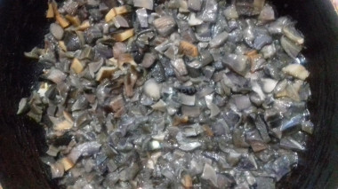 Рецепт - Заливной кефирный пирог с мясом и грибами - Шаг 4 -  Обжариваем грибы до появления запаха.