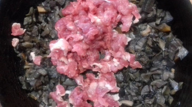 Рецепт - Заливной кефирный пирог с мясом и грибами - Шаг 5 -  Добавляем мясо. Потушить при закрытой крышке.