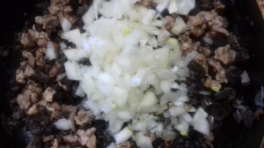 Рецепт - Заливной кефирный пирог с мясом и грибами - Шаг 6 -  Добавить лук и обжариваем.  Соль перец по вкусу. Затем выливаемы часть теста в форму, выкладываем начинку и сверху остатки теста. Печь при 180  the,  30 минут.