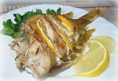 Морской окунь в духовке с чесноком и петрушкой