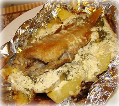 Морской окунь в фольге с картофелем и луком