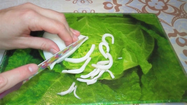 Рецепт - Салат без майонеза с морепродуктами и пекинской капустой - Шаг 1 - Кальмары отвариваем в кипящей подсоленной воде 2-3 мин ( не дольше ). Креветки отвариваем так же в кипящей, подсоленной воде не более 1-2 мин.