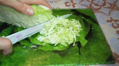 Рецепт - Салат без майонеза с морепродуктами и пекинской капустой - Шаг 2 -  Пекинскую капусту нарезаем тонкой соломкой, кальмары очищаем от лишних пленочек и нарезаем соломкой, креветки очищаем.