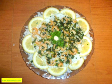 Салат с рисом, креветками и чесноком