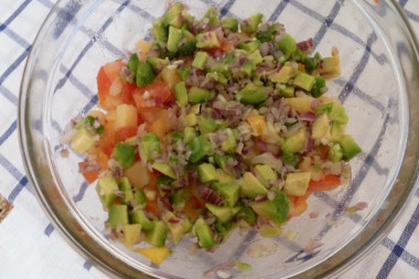 Рецепт - Салат с маринованным луком Мексиканский - Шаг 7 -  Затем авокадо.