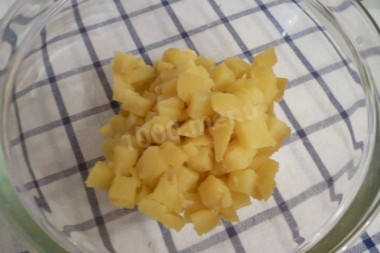 Рецепт - Салат с маринованным луком Мексиканский - Шаг 4 -  Режем отварной картофель.