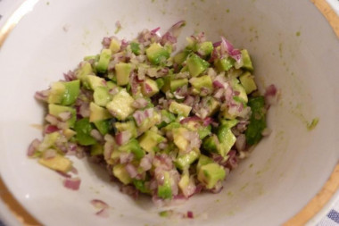 Рецепт - Салат с маринованным луком Мексиканский - Шаг 3 -  Добавляем сок лимона, маринованный лук, масло, чеснок.