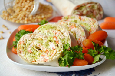 Рулет из лаваша с курицей орешками и овощами