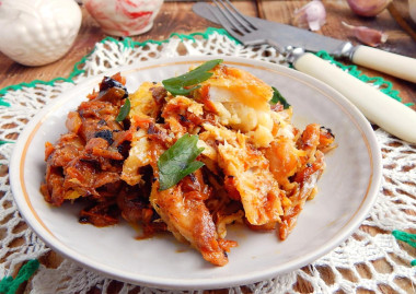 Минтай тушеный на сковороде с луком и томатной пастой