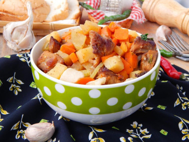 Тушеная картошка с мясом и овощами
