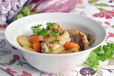 Курица, тушенная с картофелем и баклажанами