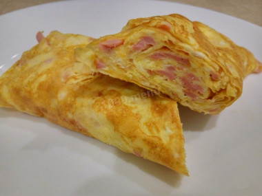 Омлет с колбаской на молоке с сыром