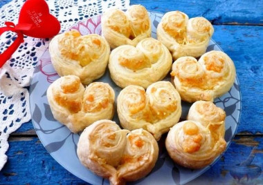 Слойки-сердечки с сыром