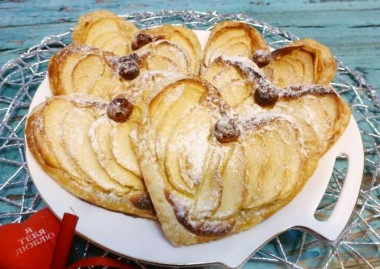 Слоёные сердечки с яблоками и творожным кремом