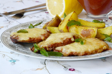 Свиная отбивная под сырной корочкой