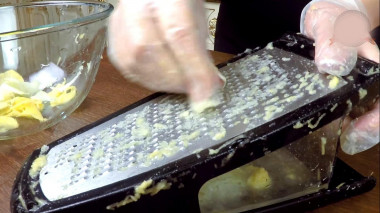 Рецепт - Драники картофельные с луком классика - Шаг 3 -  Также натереть на мелкой терке лук. Можно картофель с луком перекрутить в мясорубке. Но считается, что самые вкусные оладьи получаются натертыми вручную.