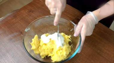 Рецепт - Драники картофельные с луком классика - Шаг 5 -  Теперь можно ввести 1 ст.л. сметаны. Она нужна для того, чтобы смесь не потемнела. Хорошо перемешать.