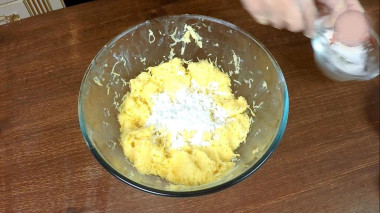 Рецепт - Драники картофельные с луком классика - Шаг 6 -  В готовую картофельную смесь можно добавить 1-2 столовые ложки крахмала. Это на тот случай, если вы сомневаетесь в достаточно количестве крахмала в купленном картофеле. Если смесь получилась густая, тогда крахмал не добавлять.