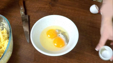 Рецепт - Драники картофельные с луком классика - Шаг 7 -  Взбить в отдельной емкости 2 яйца, добавьте соль, перец. Соединить все ингредиенты и тщательно перемешайте.