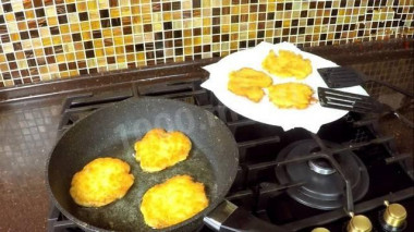 Рецепт - Драники картофельные с луком классика - Шаг 9 -  Обжарить на среднем огне с двух сторон до образования румяной корочки. Крышкой сковородку не накрывать. Чтобы драники не были слишком жирными, выложить их на бумажные салфетки. Они впитают ненужный жир. Классические драники готовы. Приятного аппетита.